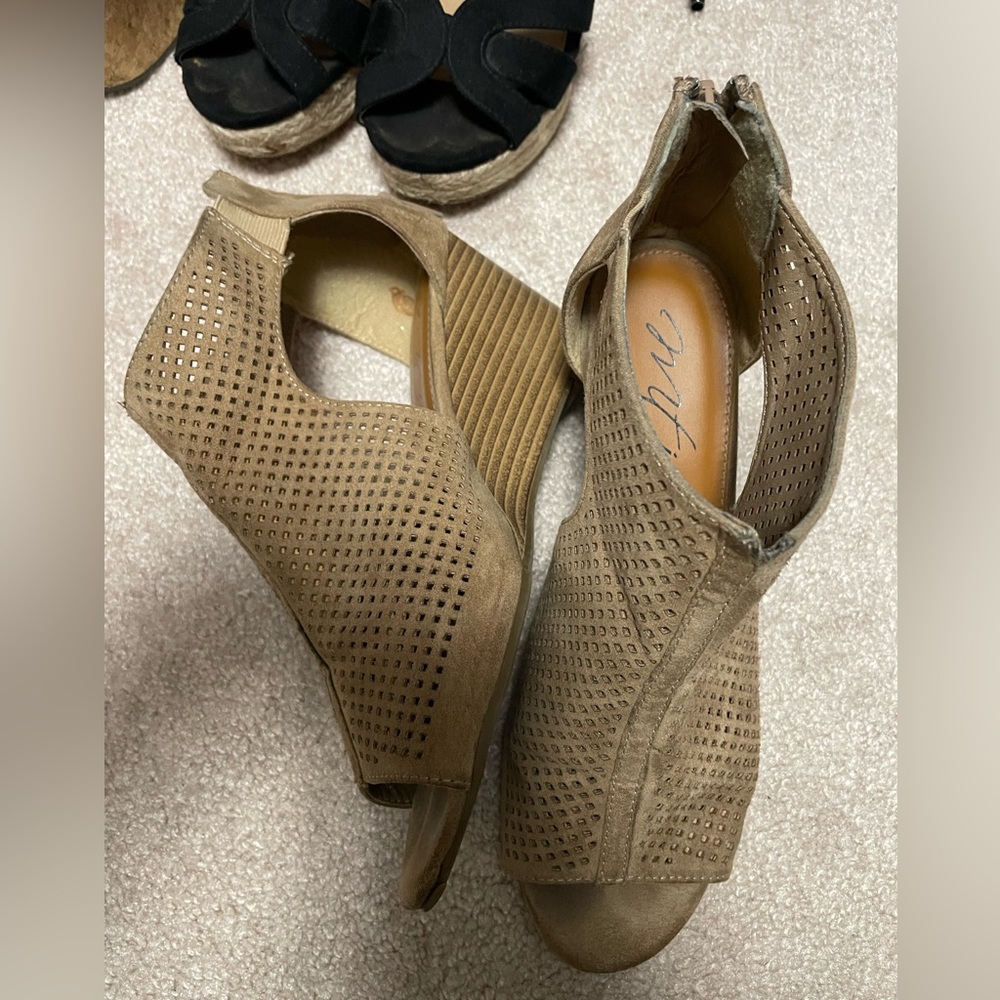 Peep Toe Wedges // Fall Shoes // size 8 // EUC